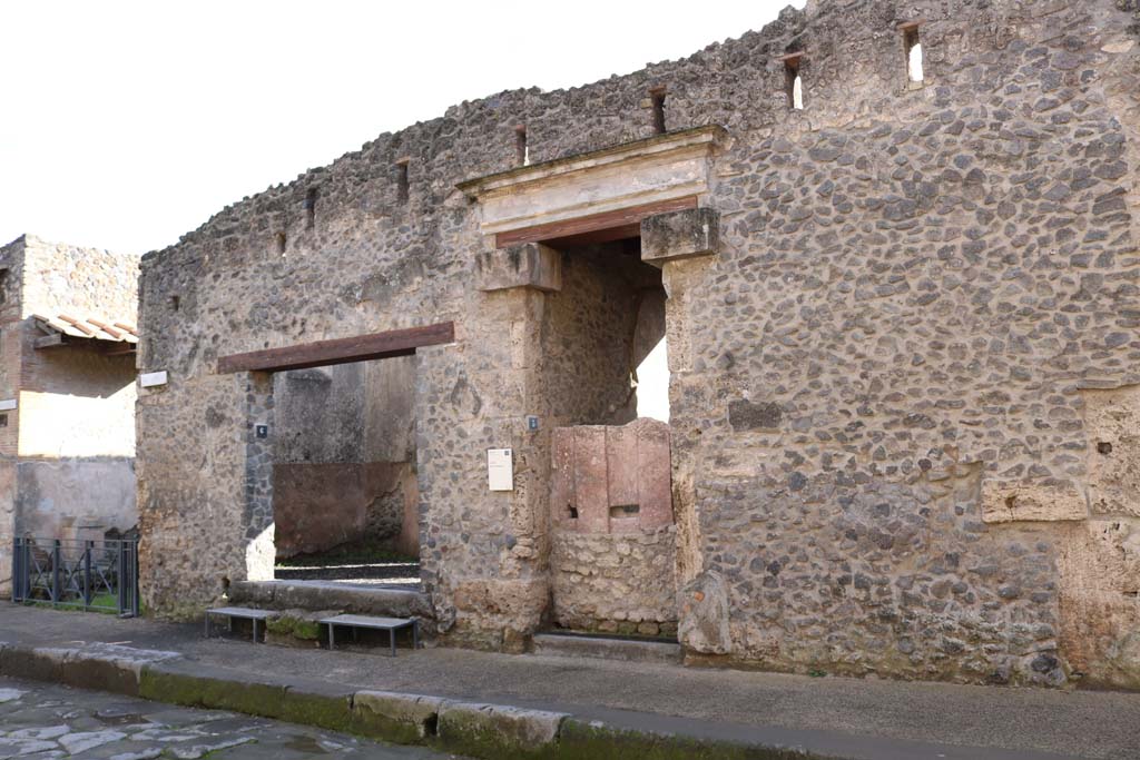 I.9.6 Pompeii. December 2018.
Entrance doorway on left next to small roadway. Entrance doorway to I.9.5 with plaster cast of doors, in centre.
Photo courtesy of Aude Durand.