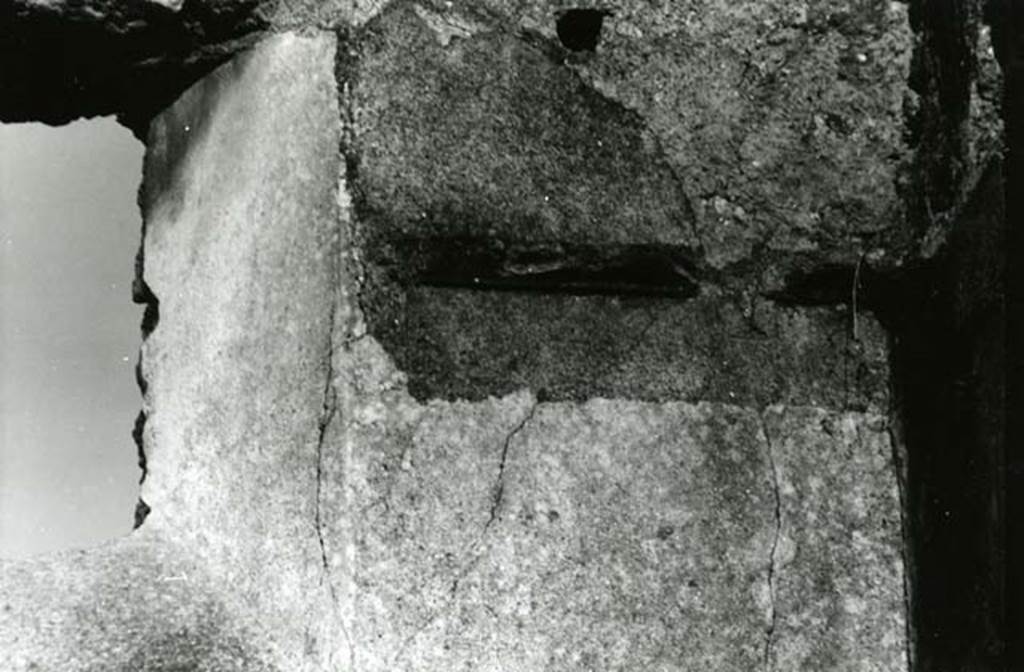 I.9.6 Pompeii. 1975. Taberna, left E wall, detail showing finish of cyma reversa by window. Photo courtesy of Anne Laidlaw.
American Academy in Rome, Photographic Archive. Laidlaw collection _P_75_5_20.