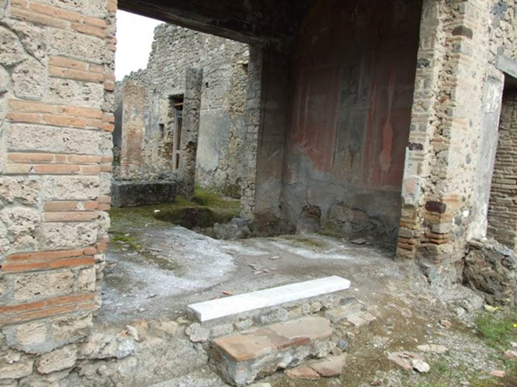 I.9.12 Pompeii. March 2009. Room 3. Tablinum, with steps at front.
