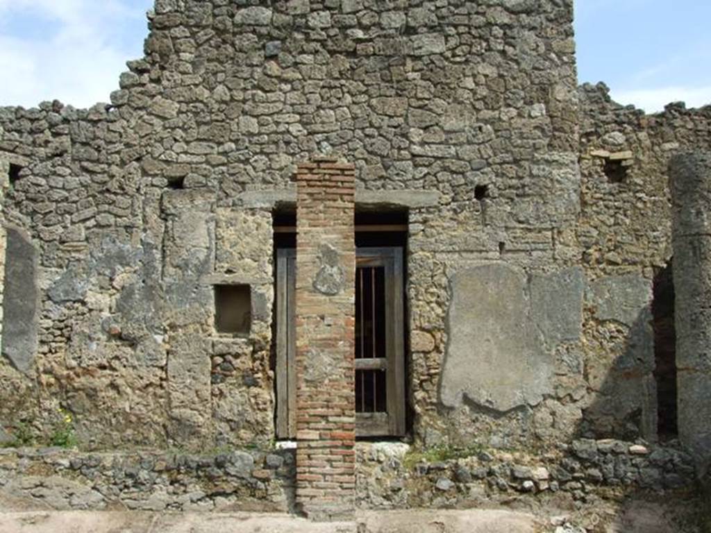 I.9.12 Pompeii. March 2009. Room 5. Looking east across peristyle garden to doorway of the triclinium.