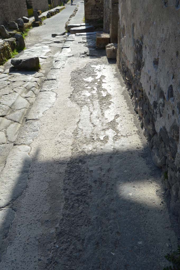 I.9.13 Pompeii. March 2019. Looking west along pavement on Via di Castricio.
Foto Taylor Lauritsen, ERC Grant 681269 DÉCOR.
