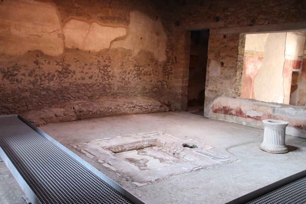 I.9.14 Pompeii. October 2022.
Room 8, looking north-west across impluvium in atrium towards doorway to room 9, and window from tablinum. Photo courtesy of Klaus Heese.