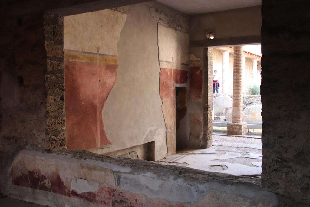 I.9.14 Pompeii. October 2022.
Room 8, window in north wall of atrium into tablinum 6, looking towards west wall with doorway into room 7. Photo courtesy of Klaus Heese.