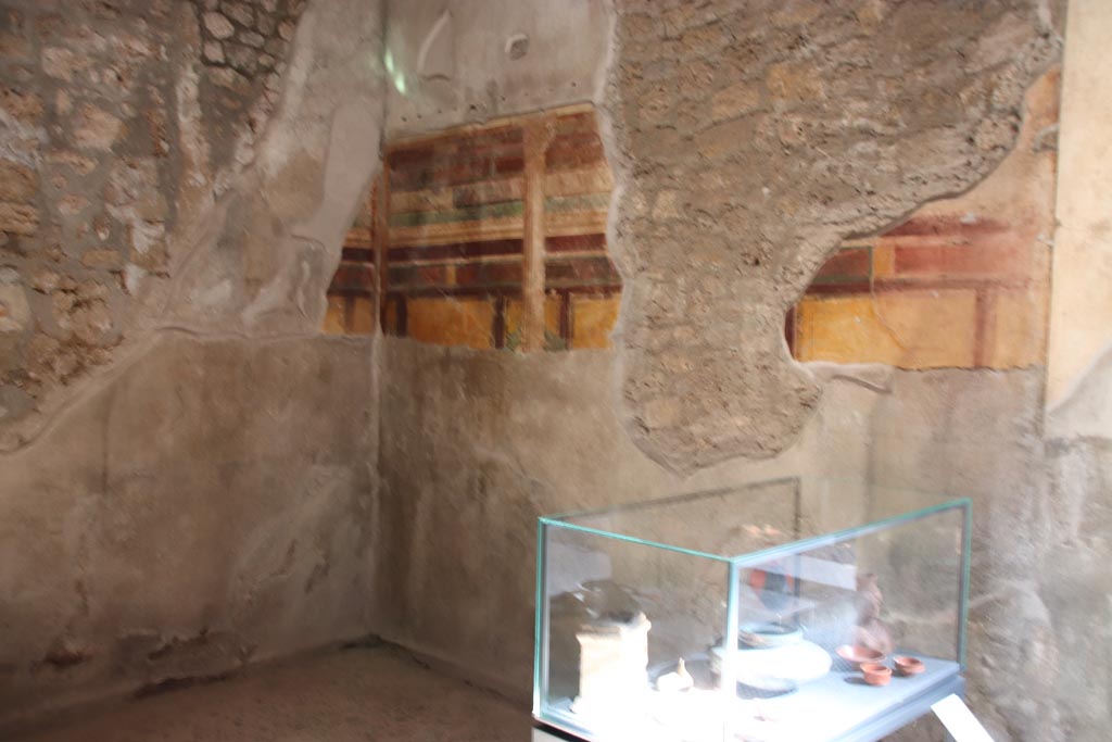 I.9.14 Pompeii. October 2022. Room 10, looking towards south-east corner and south wall. Photo courtesy of Klaus Heese.