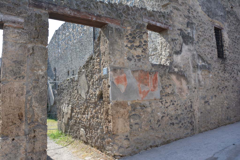 I.10.3 Pompeii. April 2017. Entrance doorway and west side of entrance corridor and front facade.
Photo courtesy Adrian Hielscher.