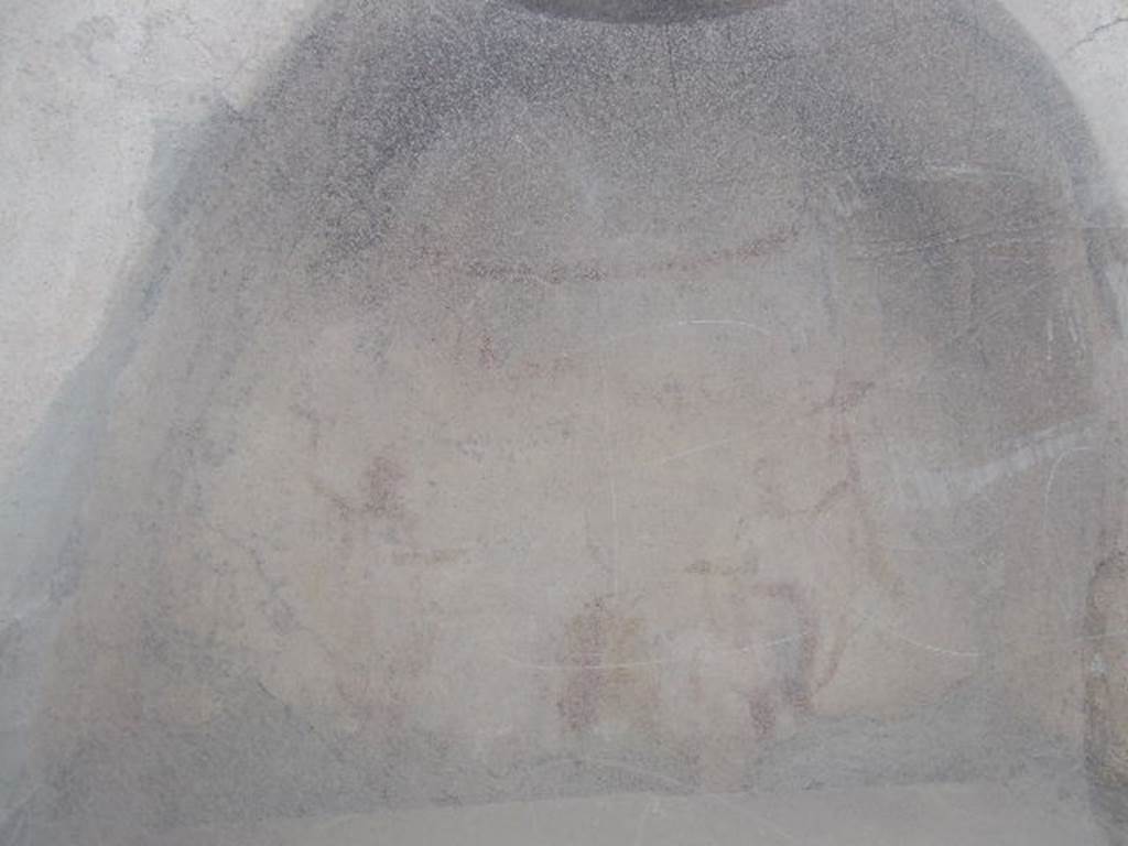 I.10.3 Pompeii. December 2006. Niche with painted round altar, two Lares, red garland and an inscription below it,
“Felix aeris IV as, Florus X.”.