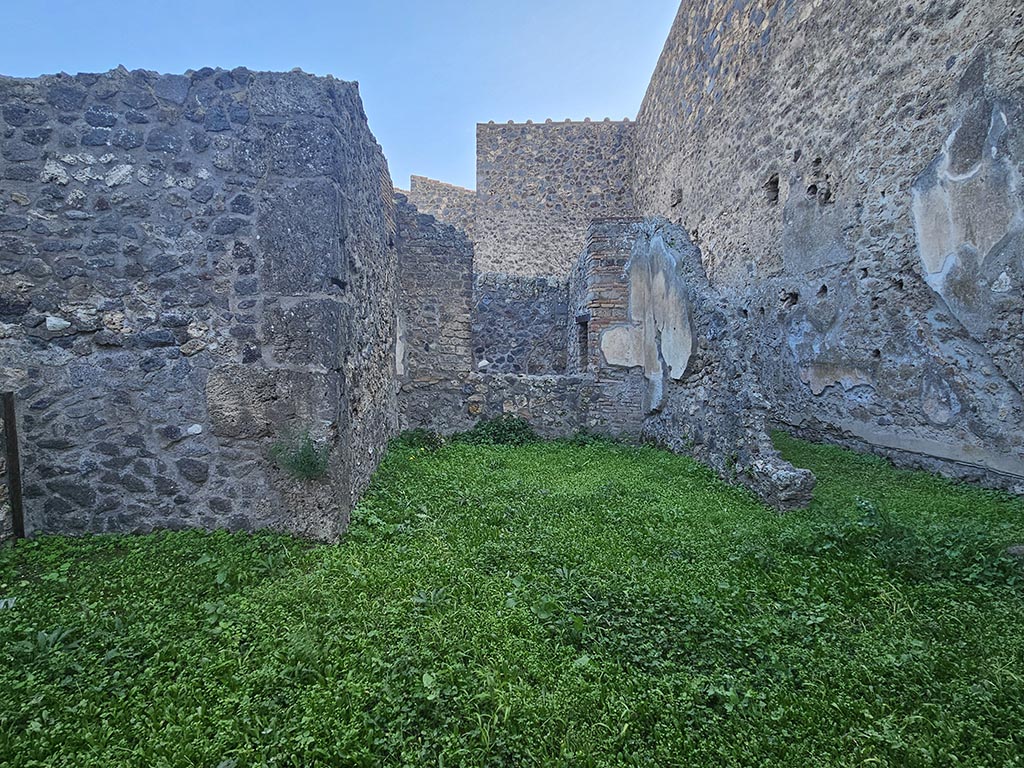.10.3, Pompeii. November 2024.
Looking south across atrium towards tablinum 6, with window in rear wall into small room 11, with room 9, on right.
Photo courtesy of Annette Haug.