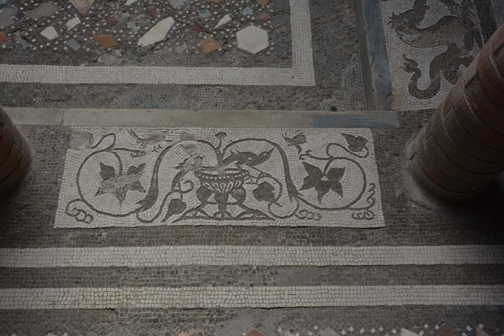 I.10.4 Pompeii. September 2019. Room 46, mosaic of ivy and pot.
Foto Annette Haug, ERC Grant 681269 DÉCOR.