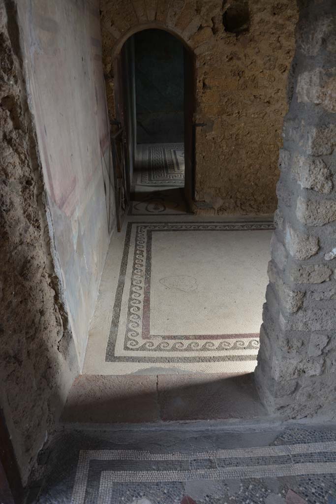 I.10.4 Pompeii. September 2019. Doorway threshold to room 47 from room 46.
Looking south across flooring towards arched doorway into caldarium.
Foto Annette Haug, ERC Grant 681269 DÉCOR.
