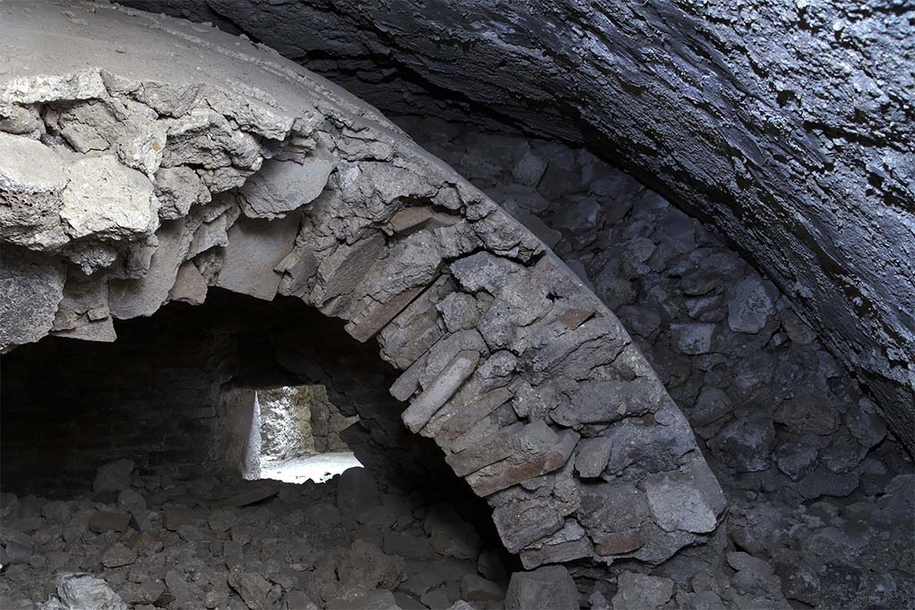 Fig. 4 � Pomp�i, Casa del Menandro � Coupe sur la coupole du four.
Le parement interne et le parement externe ont �t� construits avec deux techniques diff�rentes.
Clich� : Fr. Pauvarel / EFR. Utilisation soumise � CC-BY-NC-SA 4.0
