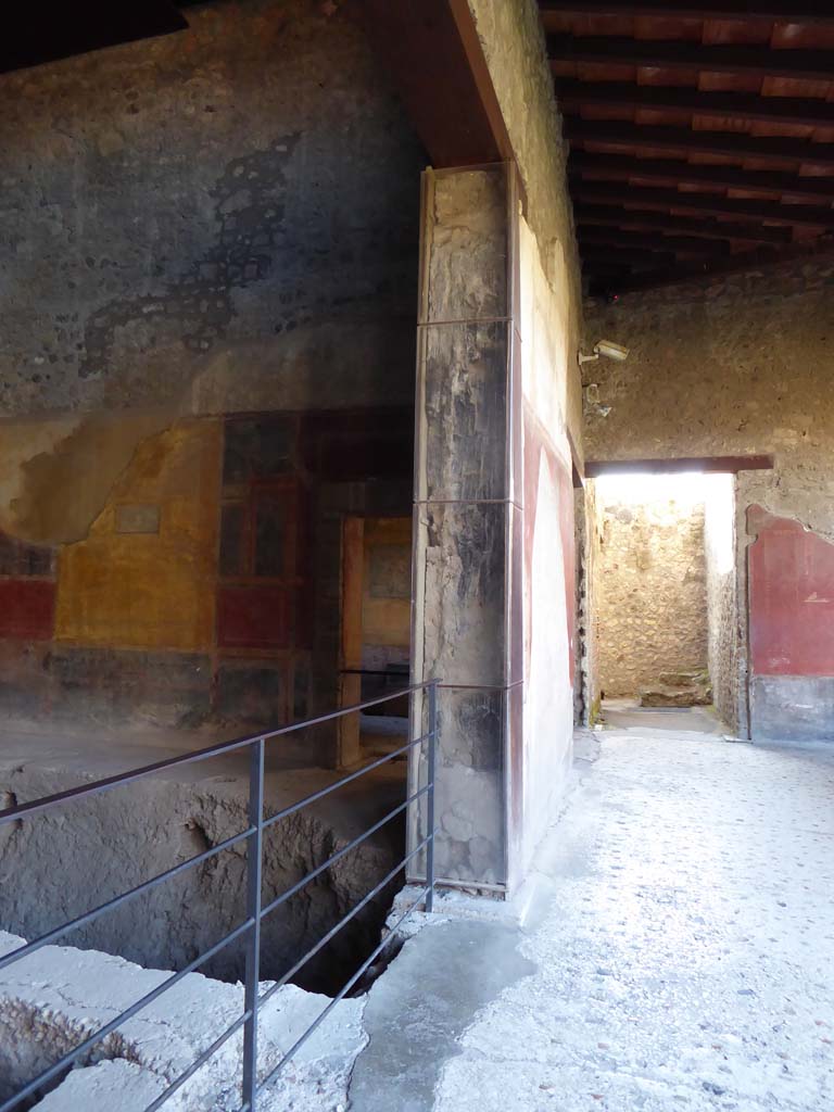 I.10.4 Pompeii. September 2017. Room 18, carbonised wood on south side of doorway.
Foto Annette Haug, ERC Grant 681269 DÉCOR.