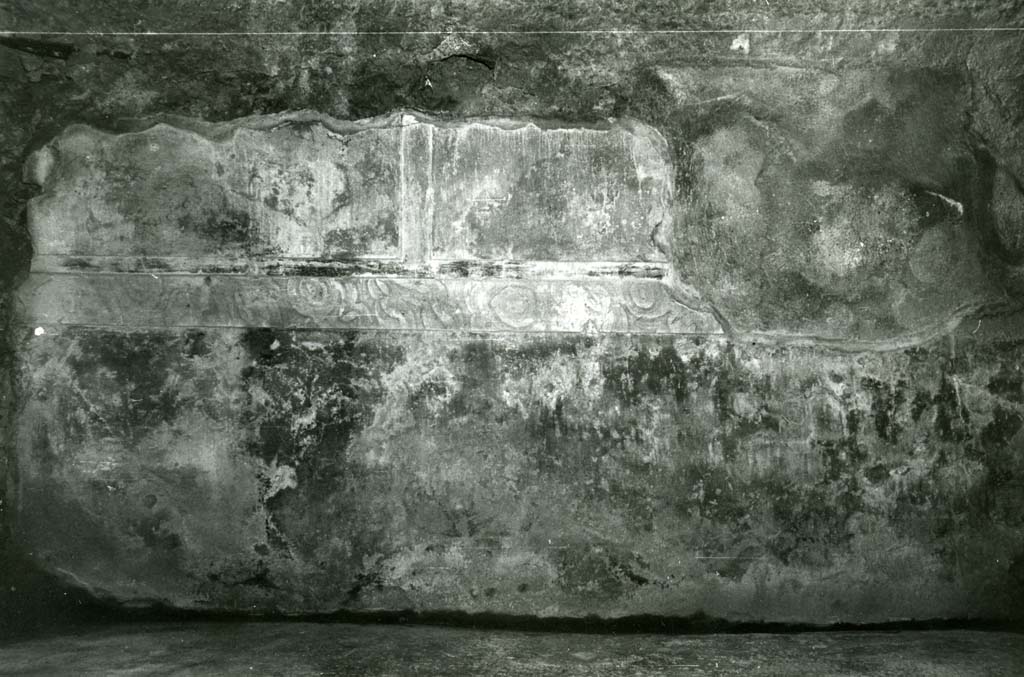 I.10.4 Pompeii. 1972. House of Menander, room under triclinium, N wall. Photo courtesy of Anne Laidlaw.
American Academy in Rome, Photographic Archive. Laidlaw collection _P_72_8_2.