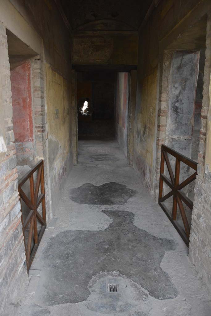 I.10.4 Pompeii. October 2017. Corridor 16, looking east to room 17.
Foto Annette Haug, ERC Grant 681269 DÉCOR