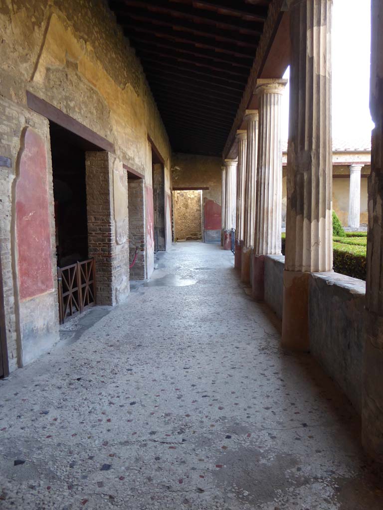 I.10.4 Pompeii. September 2017.
Looking south along east portico, with doorway to room 15, on left.
Foto Annette Haug, ERC Grant 681269 DÉCOR