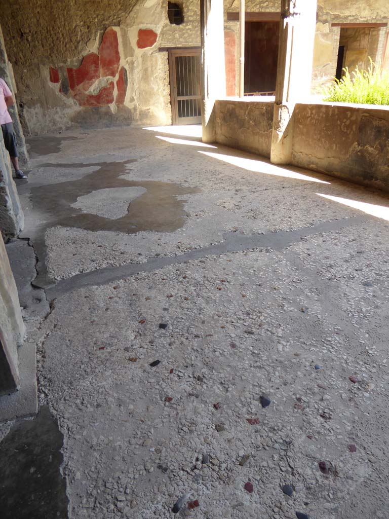 I.10.4 Pompeii. September 2018. Looking east along flooring on north portico, towards east wall with painted decoration.
Foto Annette Haug, ERC Grant 681269 DÉCOR.