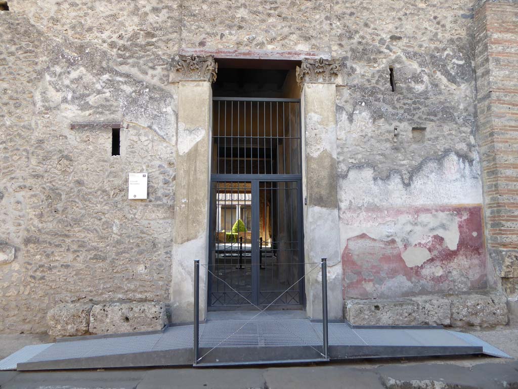 I.10.4 Pompeii. September 2017. Looking south to entrance doorway.
Foto Annette Haug, ERC Grant 681269 DÉCOR.