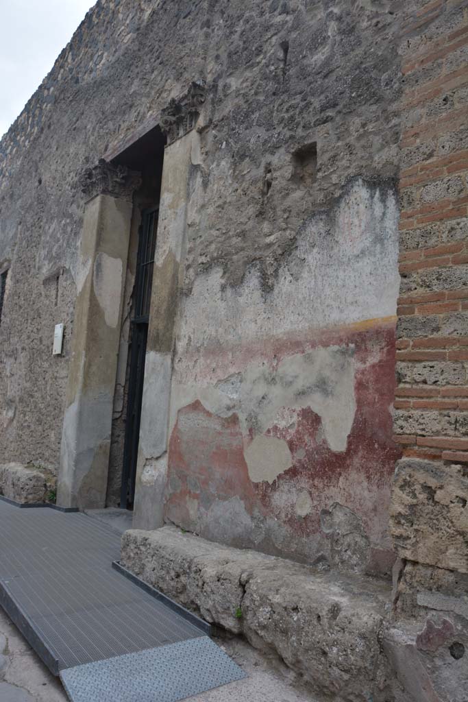 I.10.4 Pompeii. October 2017.
Looking south-east to entrance doorway with bench and painted plaster on west side.
Foto Annette Haug, ERC Grant 681269 DÉCOR.