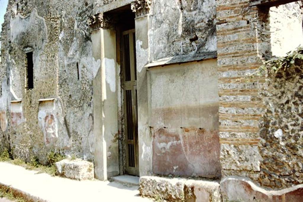 1.10.4 Pompeii. 1959. Looking south-east along north side of insula towards entrance doorway. Photo by Stanley A. Jashemski.
Source: The Wilhelmina and Stanley A. Jashemski archive in the University of Maryland Library, Special Collections (See collection page) and made available under the Creative Commons Attribution-Non Commercial License v.4. See Licence and use details.
J59f0141