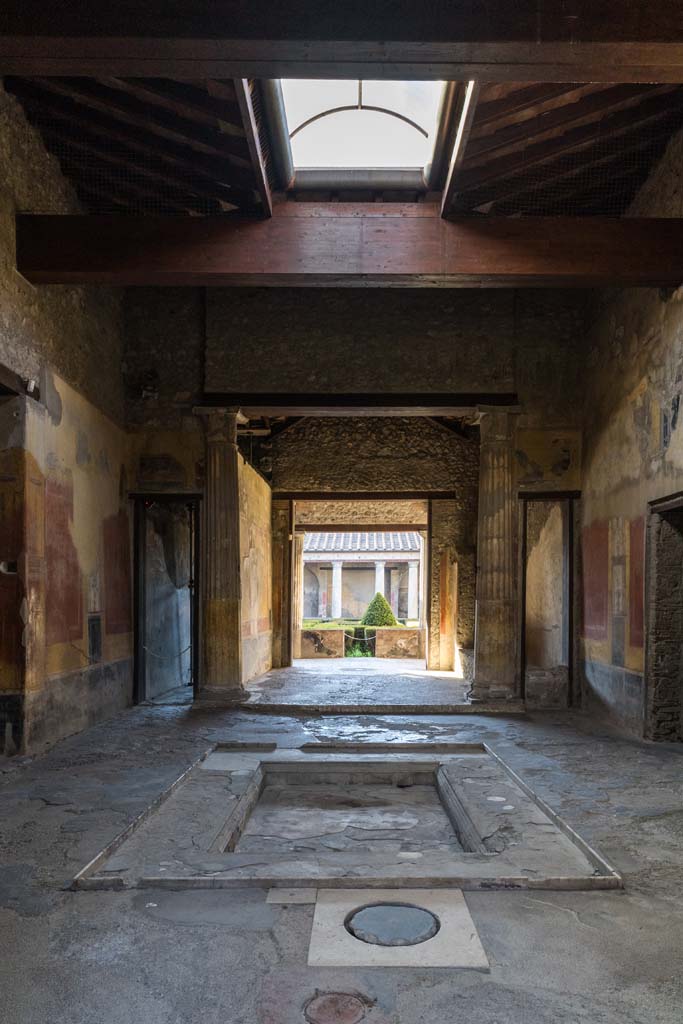 I.10.4 Pompeii. April 2022.
Looking south across impluvium in atrium towards tablinum and the garden area.
Photo courtesy of Johannes Eber.