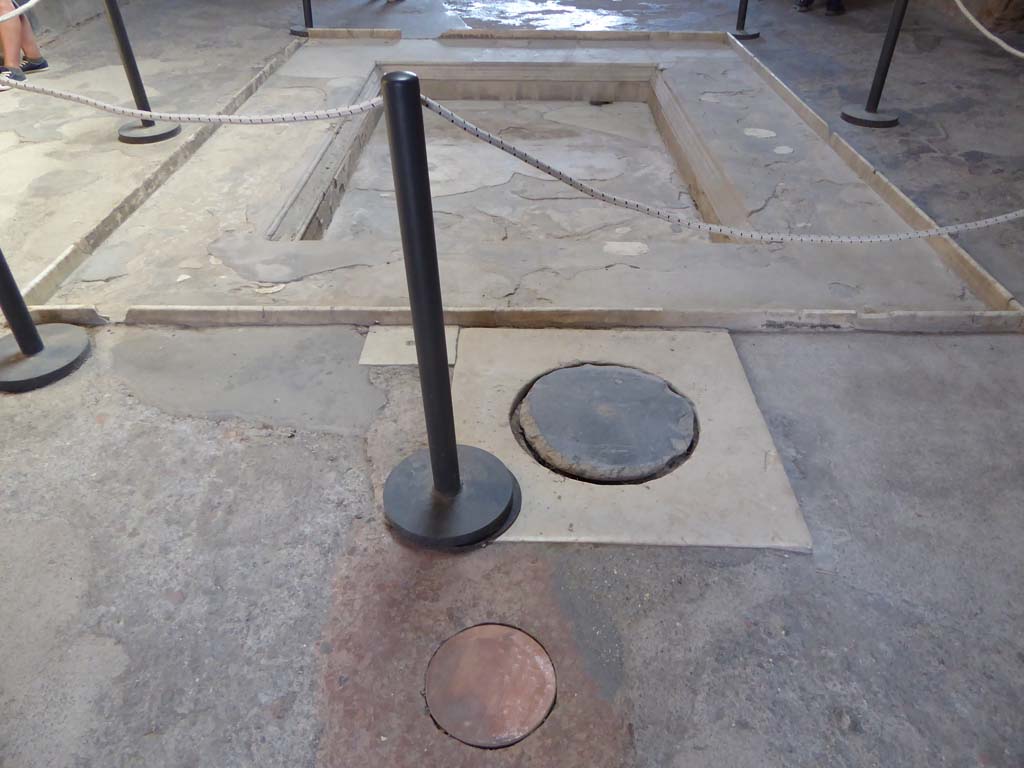 I.10.4 Pompeii. September 2018. Looking south across impluvium in atrium.
Foto Annette Haug, ERC Grant 681269 DÉCOR.