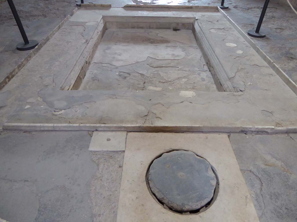 I.10.4 Pompeii. September 2017. Looking south across impluvium in atrium.
Foto Annette Haug, ERC Grant 681269 DÉCOR.