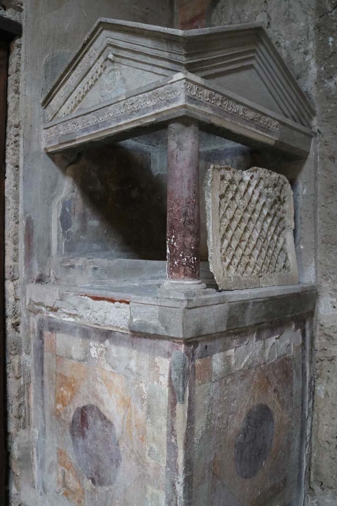 I.10.4 Pompeii. December 2018.
Detail of aedicula lararium in atrium. Photo courtesy of Aude Durand.