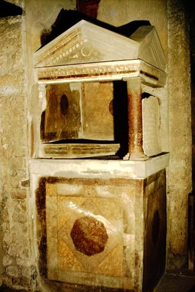 I.10.4 Pompeii. 1957. Lararium in atrium. Photo by Stanley A. Jashemski.
Source: The Wilhelmina and Stanley A. Jashemski archive in the University of Maryland Library, Special Collections (See collection page) and made available under the Creative Commons Attribution-Non Commercial License v.4. See Licence and use details.
J57f0489