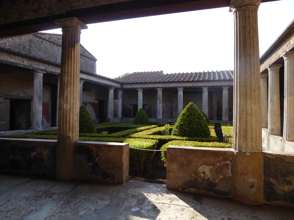 I.10.4 Pompeii. September 2017. Looking south from north portico.
Foto Annette Haug, ERC Grant 681269 DÉCOR.
