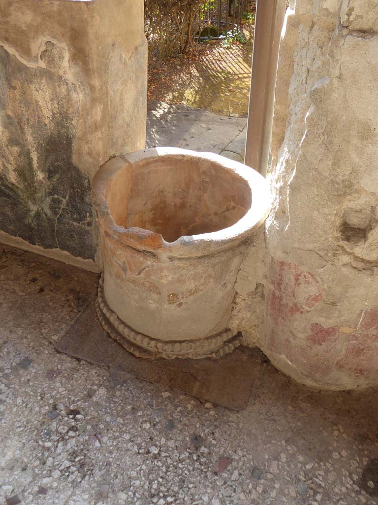 I.10.4 Pompeii. September 2017. Looking south to painted pluteus and puteal on west side of north portico.
 Foto Annette Haug, ERC Grant 681269 DÉCOR.
