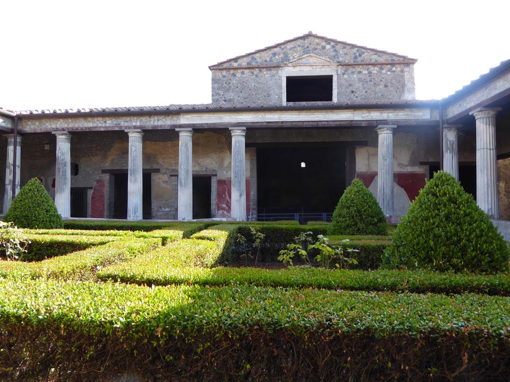 I.10.4 Pompeii. September 2017. Looking east across peristyle from west portico. 
Foto Annette Haug, ERC Grant 681269 DÉCOR.

