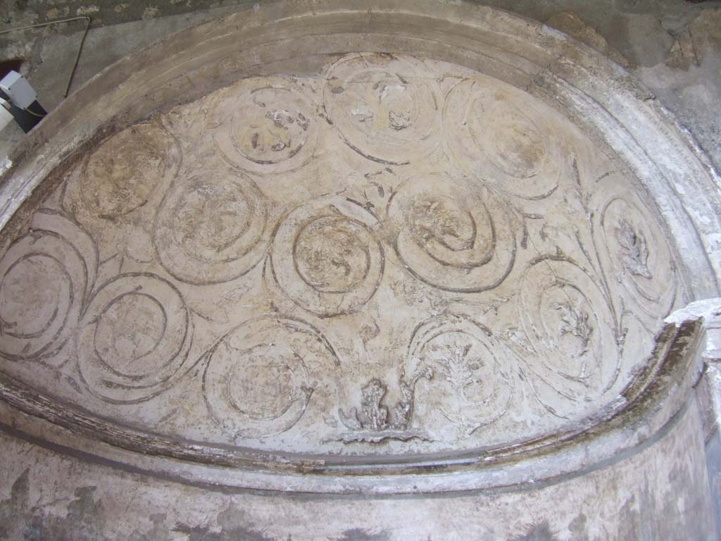 I.10.4 Pompeii. May 2006.  Alcove 24, stucco.