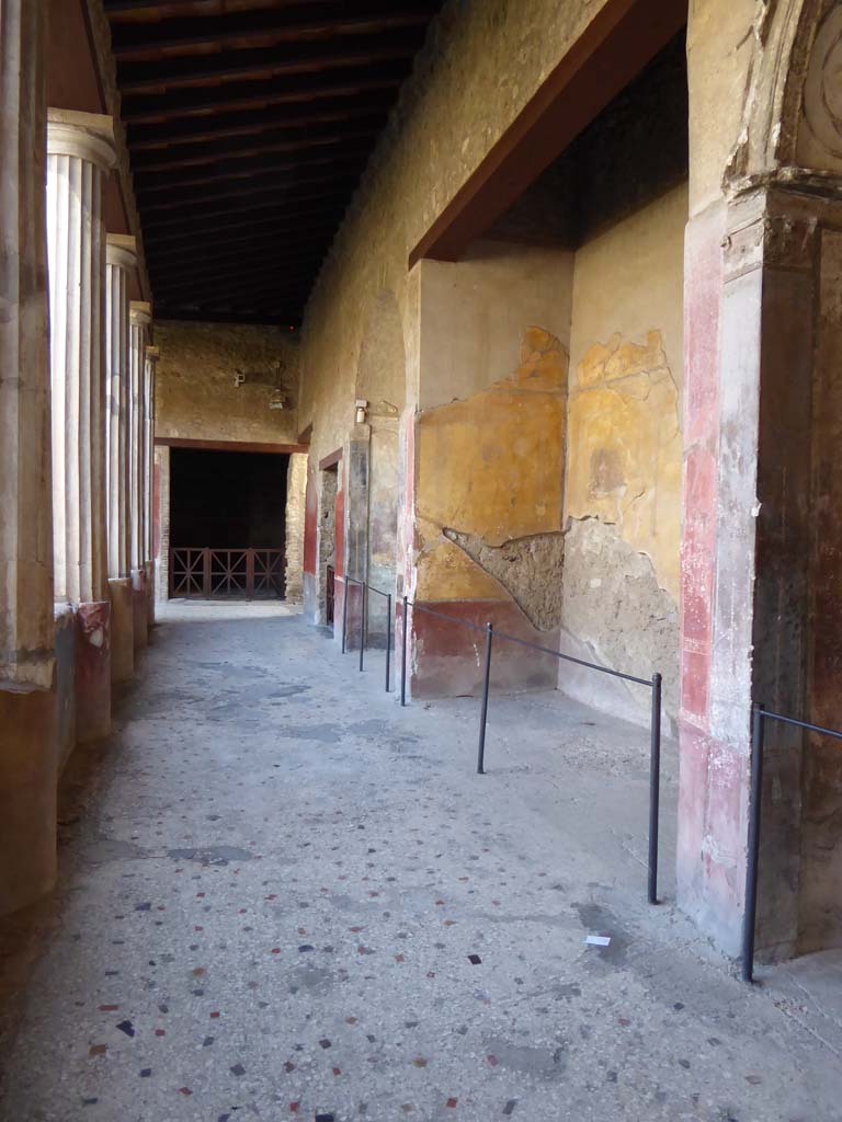 I.10.4 Pompeii. September 2017.
Looking east along south portico, with east and south walls of alcove 23, on right.
Foto Annette Haug, ERC Grant 681269 DÉCOR.