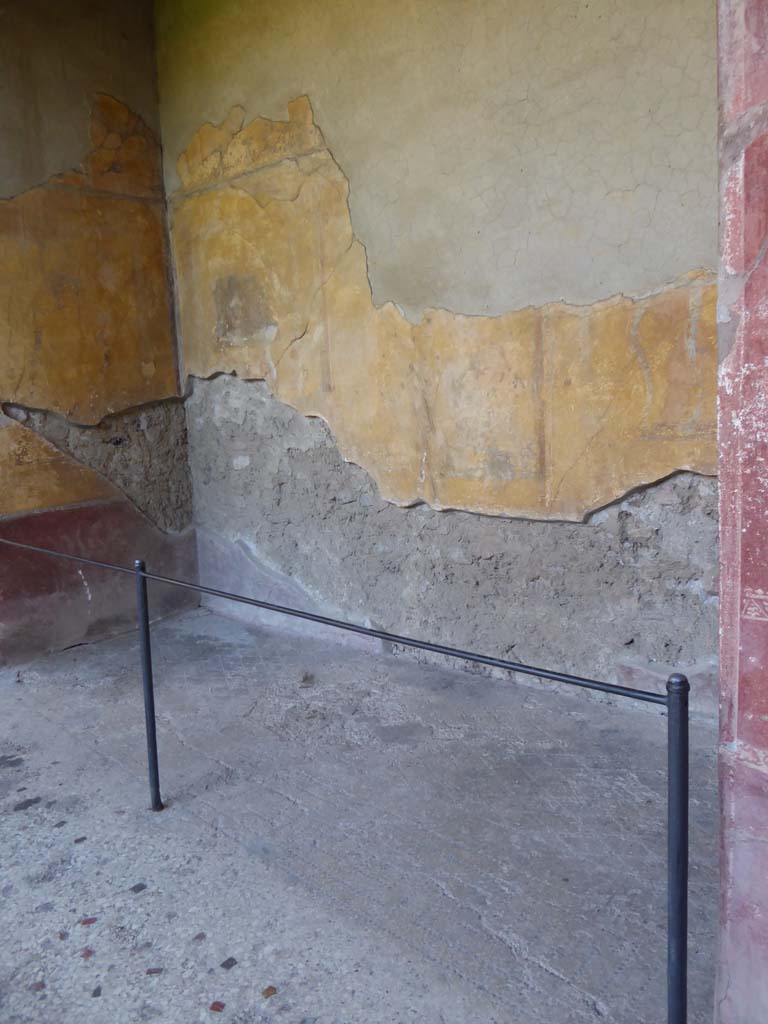 I.10.4 Pompeii. September 2018. Alcove 23, looking south-east across flooring.
Foto Annette Haug, ERC Grant 681269 DÉCOR.