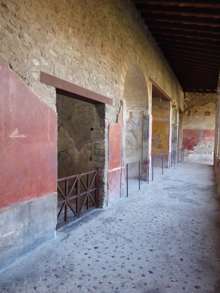 I.10.4 Pompeii. September 2017. Looking west along south portico from doorway to room 21, on left.
Foto Annette Haug, ERC Grant 681269 DÉCOR.