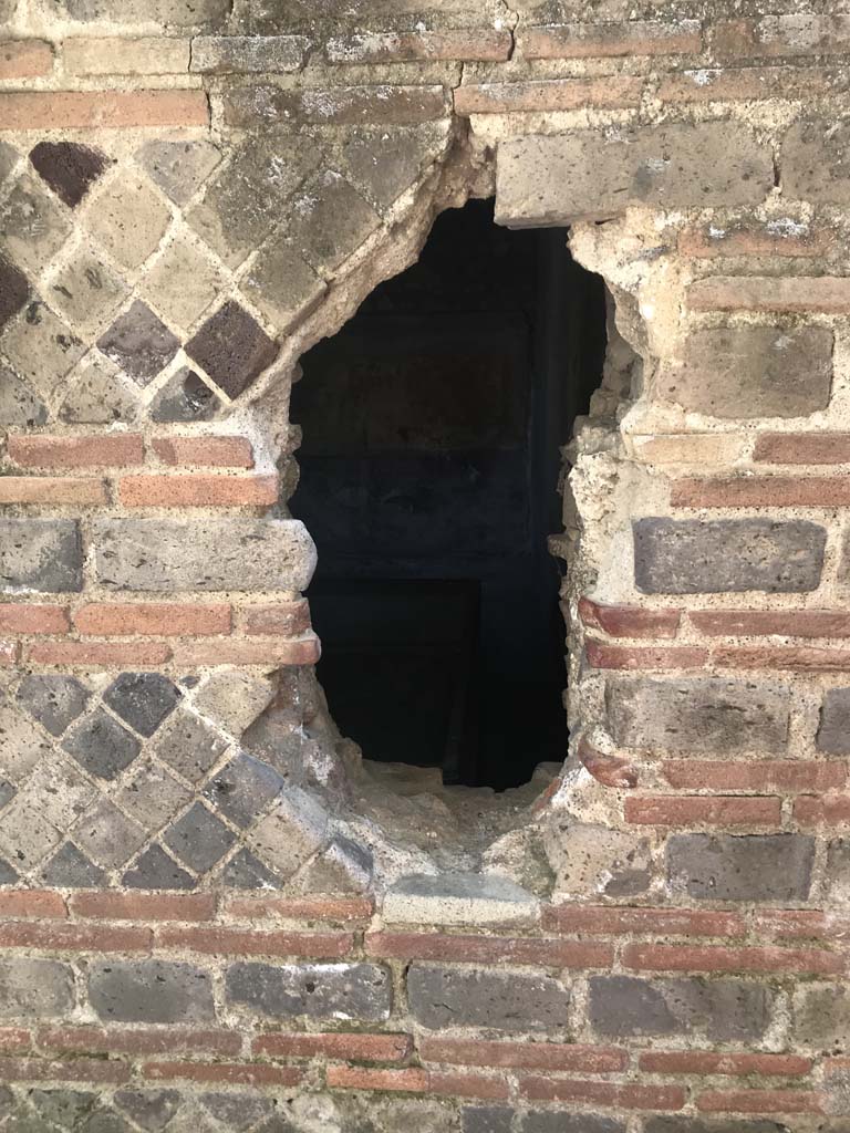 I.10.4 Pompeii. April 2019.
Passageway P1, east wall, with ancient hole made by fugitives trying to escape from Room 19, in 79AD.
Photo courtesy of Rick Bauer.