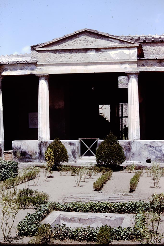 I.10.4 Pompeii. 1966. Looking north across peristyle garden. Photo by Stanley A. Jashemski.
Source: The Wilhelmina and Stanley A. Jashemski archive in the University of Maryland Library, Special Collections (See collection page) and made available under the Creative Commons Attribution-Non-Commercial License v.4. See Licence and use details.
J66f0413