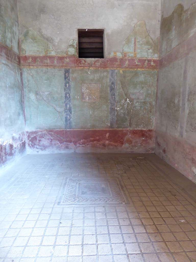 I.10.4 Pompeii. September 2017.
Room 11, looking north from entrance doorway across mosaic floor with square pattern.
The central mosaic emblema shows pygmies navigating along the Nile in their boats.
On the walls are paintings of Andromeda and Perseus with the head of the Gorgon held high, a young Dionysus and Maenad, and one possibly a Satyr and cupid.
An upper border has painted centaurs and female figures and vertical panels have cupids.
The threshold mosaic has a multi-coloured meander pattern.
Foto Annette Haug, ERC Grant 681269 DÉCOR.