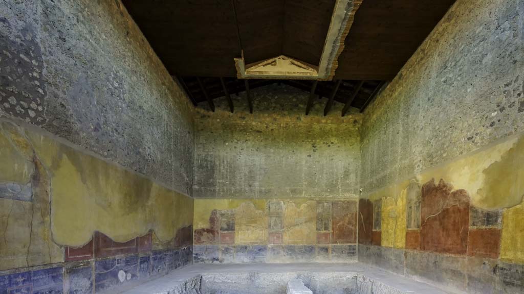 I.10.4 Pompeii. August 2021. Room 18, looking east. Photo courtesy of Robert Hanson.
Carbonised wood can be seen on the south side of the doorway.
On the walls are a painting of fishes, a painted panel of Satyr and Silenus and a muse with a scroll.
Below the floor are remains of shallow rooms with wall decoration and mosaic floors.
A painted stucco ceiling pediment can also be seen.