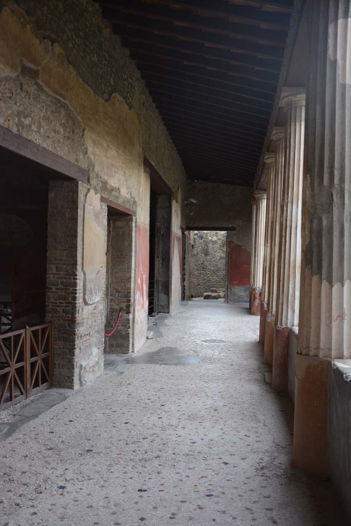 I.10.4 Pompeii. October 2017.
Looking south along east portico with doorway to room 15, on left, followed by rooms 16 (leading to room 17), 18, 19 and corridor P1.
Foto Annette Haug, ERC Grant 681269 DÉCOR.