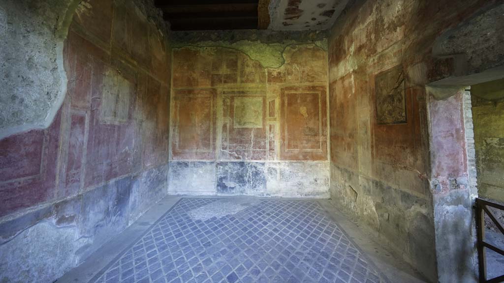 I.10.4 Pompeii. August 2021. Room 15, looking east. Photo courtesy of Robert Hanson.
It has wall paintings of Perseus in the Palace of Cepheus, Andromeda liberated by Perseus and The Punishment of Dirce.
The mosaic floor is of a diamond pattern. Part of the ceiling can also be seen.
