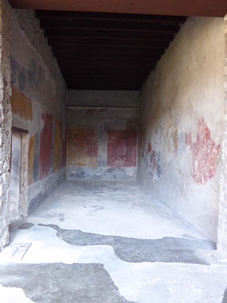 I.10.4 Pompeii. September 2017. Room 12, looking north from portico.
Foto Annette Haug, ERC Grant 681269 DÉCOR.
The room has red and yellow panels and the remains of an upper wall stucco border.