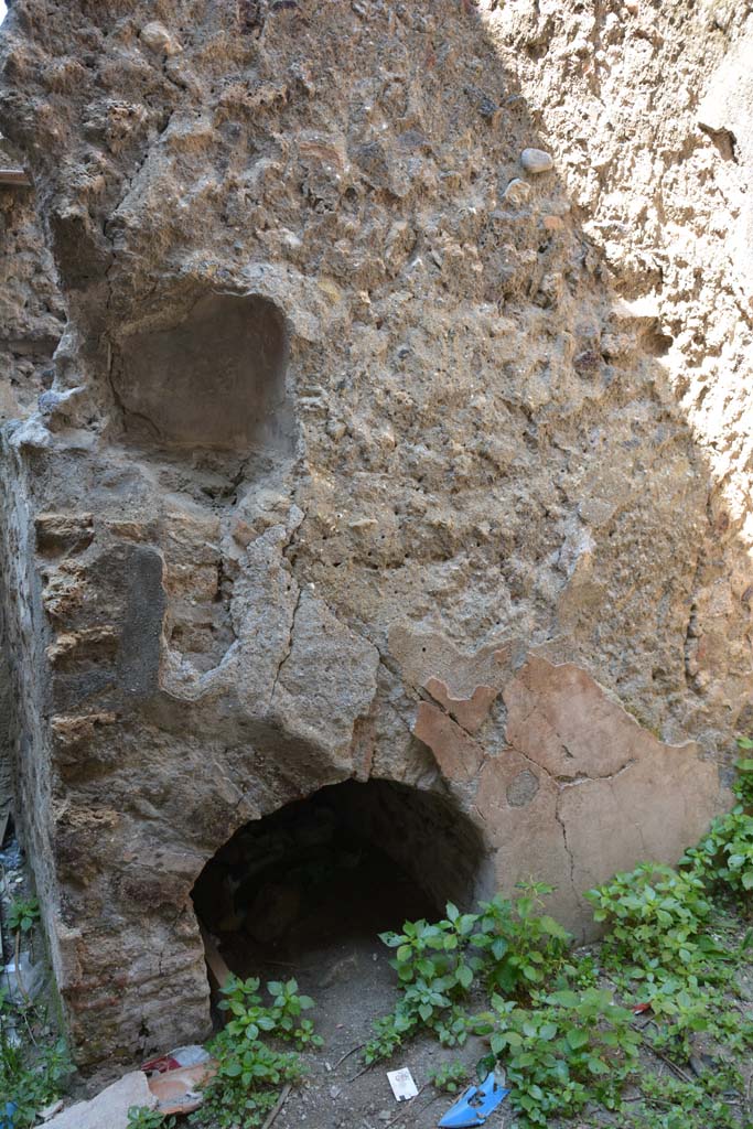 I.10.6 Pompeii. April 2017.
Looking towards west wall of small room with a small semi-circular lararium niche, 0.33m x 0.43m, at a height of 1.45m from the earth.
Photo courtesy Adrian Hielscher.