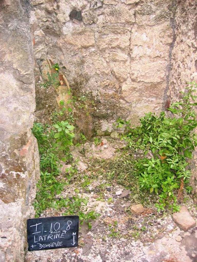 I.10.8 Pompeii. July 2008. Latrine at south end of Room 5 narrow area in south-east corner.  Photo courtesy of Barry Hobson.