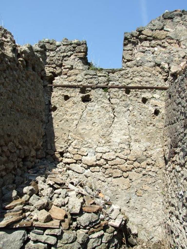 I.10.8 Pompeii. March 2009.
Small room on north side of rear garden, room 11, north wall, with remains of vaulted ceiling and upper window.