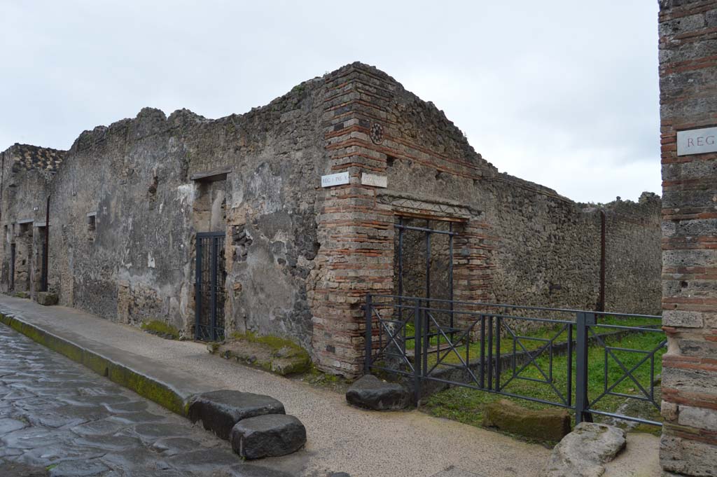 I.10.9 Pompeii. March 2018.
Looking south-east from Vicolo del Menandro, towards entrance doorway on corner junction of Vicolo del Citarista, centre right.
Foto Taylor Lauritsen, ERC Grant 681269 DÉCOR.