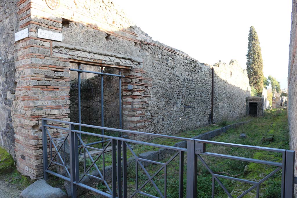 I.10.9 Pompeii. December 2018.
Looking towards east side of Vicolo del Citarista, from junction with Vicolo del Menandro. Photo courtesy of Aude Durand.
