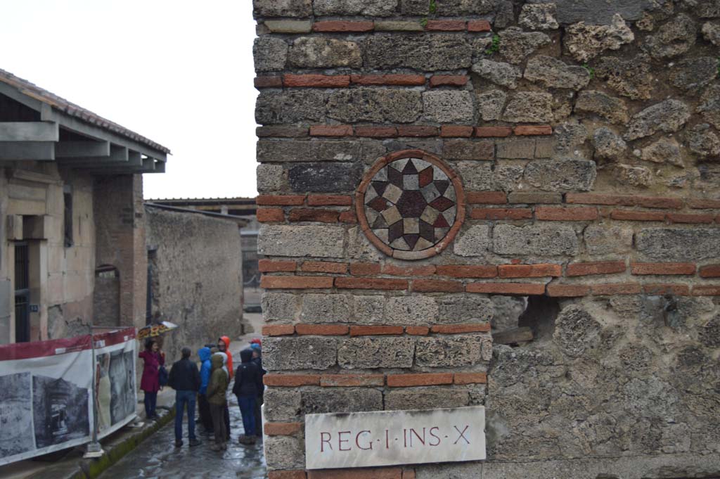 I.10.9 Pompeii. March 2018.
Looking towards coloured terracotta plaque above doorway of I.10.9, and east along Vicolo del Menandro, on left.
Foto Taylor Lauritsen, ERC Grant 681269 DÉCOR.