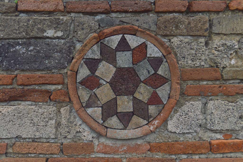 I.10.9 Pompeii. March 2018. Coloured terracotta decorated circular plaque on upper north side of entrance.
Foto Taylor Lauritsen, ERC Grant 681269 DÉCOR.