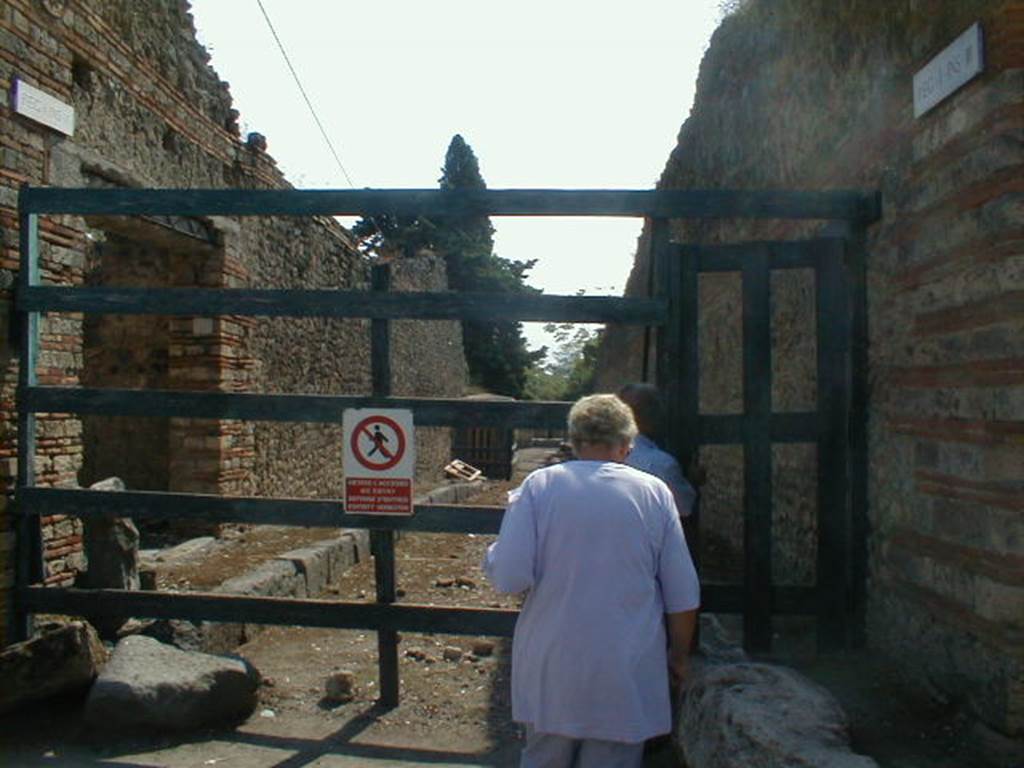 I.10.9 Pompeii. September 2004. Looking south along the Vicolo del Citarista. I.3.