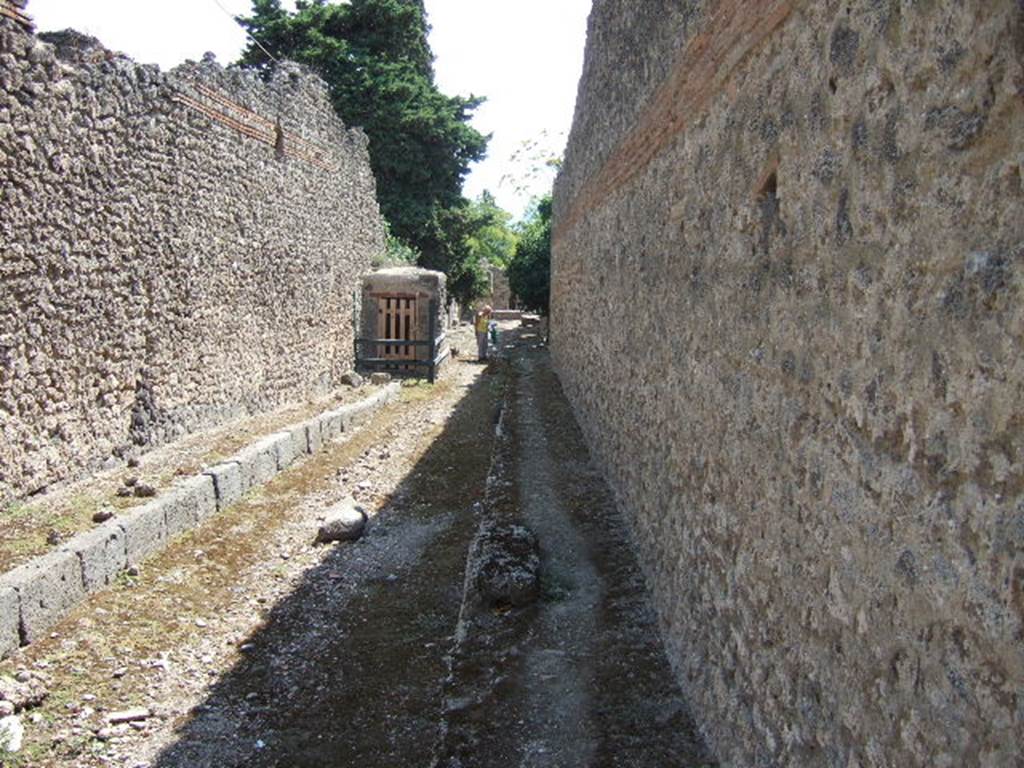 I.10 Pompeii. September 2005. Looking south along the Vicolo del Citarista. I.3.
